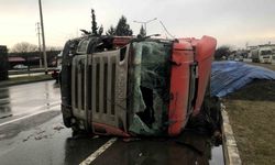 Kahramanmaraş'ta devrilen kum yüklü tırın sürücüsü yaralandı