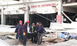 Kahramanmaraş'ta ağır hasarlı fabrikaya giren işçiler, enkaz altında kaldı: 1 ölü, 4 yaralı