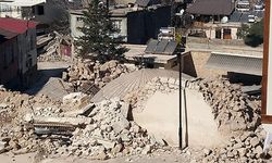 Minaresinde top mermisi bulunan tarihi camide yıkıldı