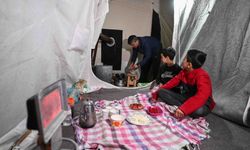 "Asrın felaketi"nin merkez üssünde depremzedeler ilk sahurlarını yaptı