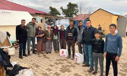 Belediye personeli depremzedelere yardım kolisi dağıtıyor
