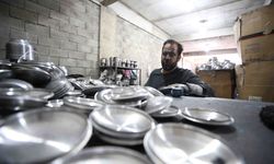 Depremde iş yeri yıkılan esnaf, mücadelesini depoda sürdürüyor