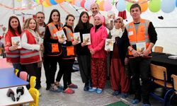 Depremzede genç yazar için çadır kentte imza günü düzenlendi