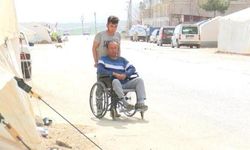 Depremde engelli babasını sırtlayıp binadan çıkardı