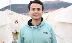 Konsoluyla kurduğu oyun çadırında depremzede çocukları eğlendiriyor