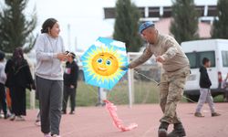 Kahramanmaraş'ta depremzede çocuklar komandolardan uçurtma uçurmayı öğreniyor