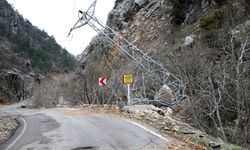 Kahramanmaraş'ta depremde dağdan kopan kayalar kırsaldaki yolları da tahrip etti