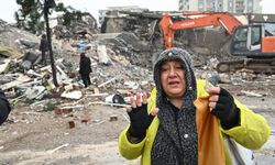 Ebrar Sitesi enkazında evinin anahtarını bulan Lütfiye öğretmen gözyaşı döktü