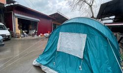 Hırdavatçı, hayata dükkanının önüne kurduğu çadırda devam ediyor