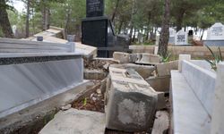 Kahramanmaraş merkezli depremler mezarlıklarda da hasara neden oldu