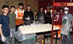 İş yeri ağır hasarlı fırıncı depremzedeler için ekmek üretiyor