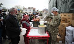 Mehmetçik depremzedelere kumanya dağıtıp çorba ikram ediyor