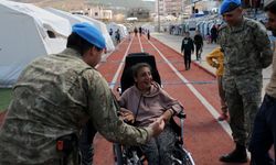 Depremzede engellinin akülü tekerlekli sandalye ihtiyacını Mehmetçik karşıladı
