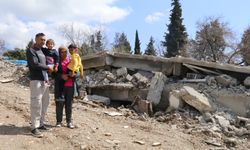 Yıkılan evlerinin enkazından çıkarılan aile yaşadıklarını unutmaya çalışıyor