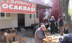 Depremde dükkanı yıkılan usta kebapçı açık alanda hizmete başladı