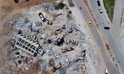 Kahramanmaraş'ta ağır hasar alan binalar kontrollü şekilde yıkılıyor