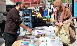 Depremde ağır hasar alan deposundan kurtarabildiği kitapları tezgâhta satıyor