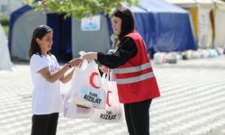 Kızılay depremzede çocukları bayramlıklarla sevindiriyor