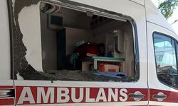 Çekiçle sağlık ekiplerine saldırıp, ambulansın camını kırdı