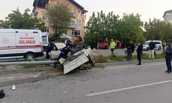 Direğe çarpan otomobil ikiye bölündü: 1 ölü, 2 yaralı
