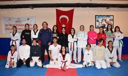 Sporcular tekvando yaparak depremin etkilerinden uzaklaşmaya çalışıyor