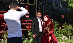 Depremden dolayı kullanılamayan tren garı düğün fotoğrafçıların doğal stüdyosu oldu