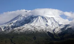 Ağrı Dağı'na mayıs ayında kar yağdı