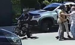 Sürücüler kavga ederken motosikleti çaldı
