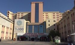 Annesini odaya kilitleyip, babasının boğazını kesti