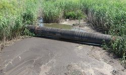 Tarım arazilerini sulayan kanal, siyah akıyor