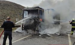 Seyir halinde alev alan TIR yandı