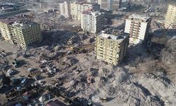 Ebrar Sitesi'nde ağır hasar alan son iki binadan biri daha kontrollü şekilde yıkıldı