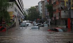 Sağanak nedeniyle vatandaşlar araçlarda mahsur kaldı