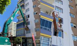İskelede asılı kalan işçiyi ekskavatör operatörü kurtardı