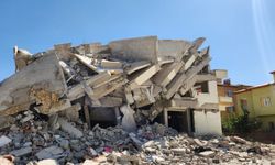 Kahramanmaraş'ta artçı sarsıntıda ağır hasarlı bina yıkıldı