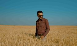 Felaketin çaresizliğini şarkısıyla anlattı