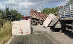 Kum yüklü kamyon ile mermer blok taşıyan TIR çarpıştı