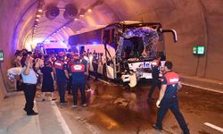 Yolcu otobüsü, kamyona çarptı; 4 yaralı