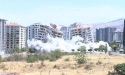 Ağır hasarlı 12 katlı 2 bina, patlatılarak yıkıldı