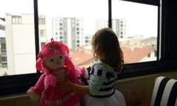 Ev hapsindeki annesi, babasını bıçakladı