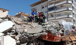 Yıkım sırasında iş makinesi operatörü enkaz altında kaldı