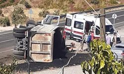 Lastiği patlayıp devrilen kamyonun şoförü yaralandı