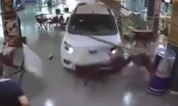 Fren yerine gaza bastığı araç, bekleme salonuna daldı