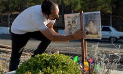 Depremde kaybettiği ailesinin mezarına hediyelerle geliyor