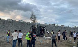 Servis otobüsü köprüden düştü, 27 işçi yaralandı