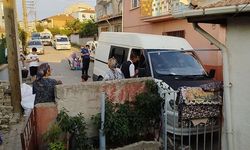 Kaçak göçmenlerin taşındığı minibüs evin duvarına çarptı