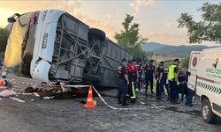 Kum yüklü kamyonun çarptığı otobüsteki 6 kişi öldü