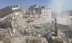Ağır hasarlı 2 bloklu site kontrollü yıkıldı