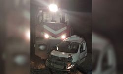 Yük treni çarptığı aracı 3 kilometre sürükledi: 1 yaralı