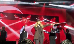 Şarkıcı Hadise, Atatürk’ün arazi kıyafetiyle sahne aldı